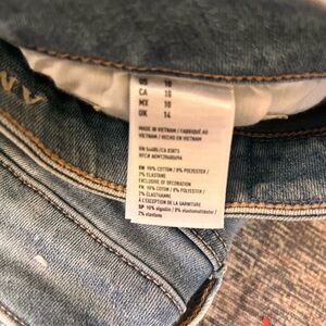 American Eagle next level stretch short shorts/ light wash
women’s size 10